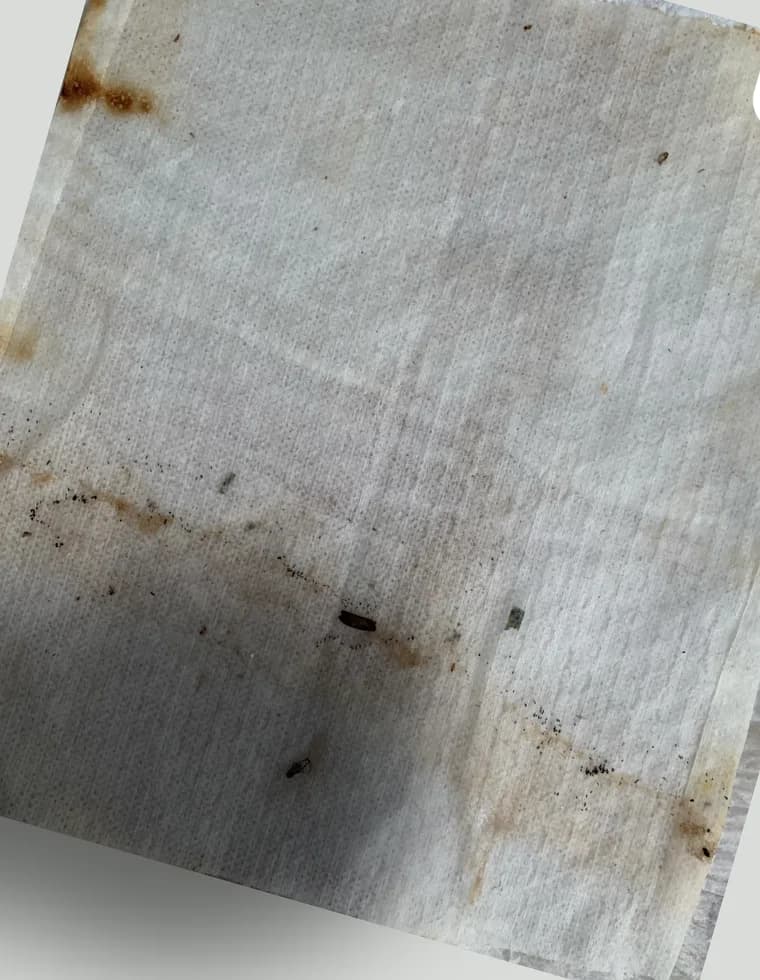 La misma foto inclinada, demasiado cerca (bordes cortados) y con una sombra encima; simulada a partir de (a)